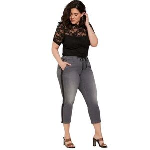 NWT Torrid Crop Pull-On Weekend Straight Super Soft Mid-Rise Jeans